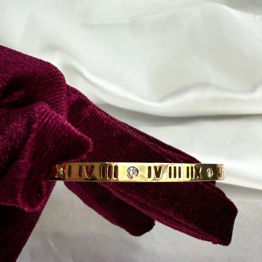 Best bracelet 
Stainless steel 
Luxury 
Roman Numeral Bracelet - Picture 7 of 13